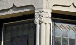 Grotplein 5, Jette, detail van een raam van de verdieping (© ARCHistory/APEB, foto 2020)