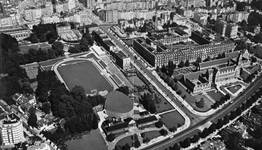 Campus du Solbosch vers 1959, le quartier de l'avenue de l'Université, le 106 avenue de l'Université apparaît à l'arrière de la photo (© page Le Solbosch au fil du temps ULB - https://www.facebook.com/solboschaufildutemps/photos/a.259755207457713/264199183679982/?type=3&theater)