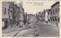 Vue ancienne de l'avenue Jean Jaurès, Schaerbeek. À l'arrière, gauche, marquée d'une croix bleue au caryon, le n°4 (© Collection cartes postales Brussels Art Deco Society)