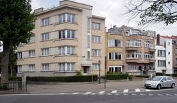 L’ensemble construit par Louis Tenaerts à l’angle de la rue De Wand et de l'avenue des Croix du Feu, photo de 2020. De gauche à droite : rue De Wand 1, avenue des Croix du Feu 309 à 301 (© ARCHistory/APEB).