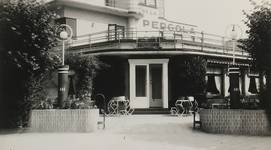 Ancien café-restaurant Au Solarium du Parc, devenu Auberge de la Pergola, avenue des Pagodes 445, Bruxelles Laeken, entrée, photo de 1955, AVB/TP 51367