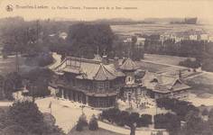 Chinees Paviljoen, Brussel Laeken, jaren 1920. Achter het Paviljoen, eerste gebouwen van de De Wandstraat. Het deel van de Vuurkruisenlaan met de huizenrij van Louis Tenaerts is nog niet aangelegd. (© Verzameling postkaarten Brussels Art Deco Society)